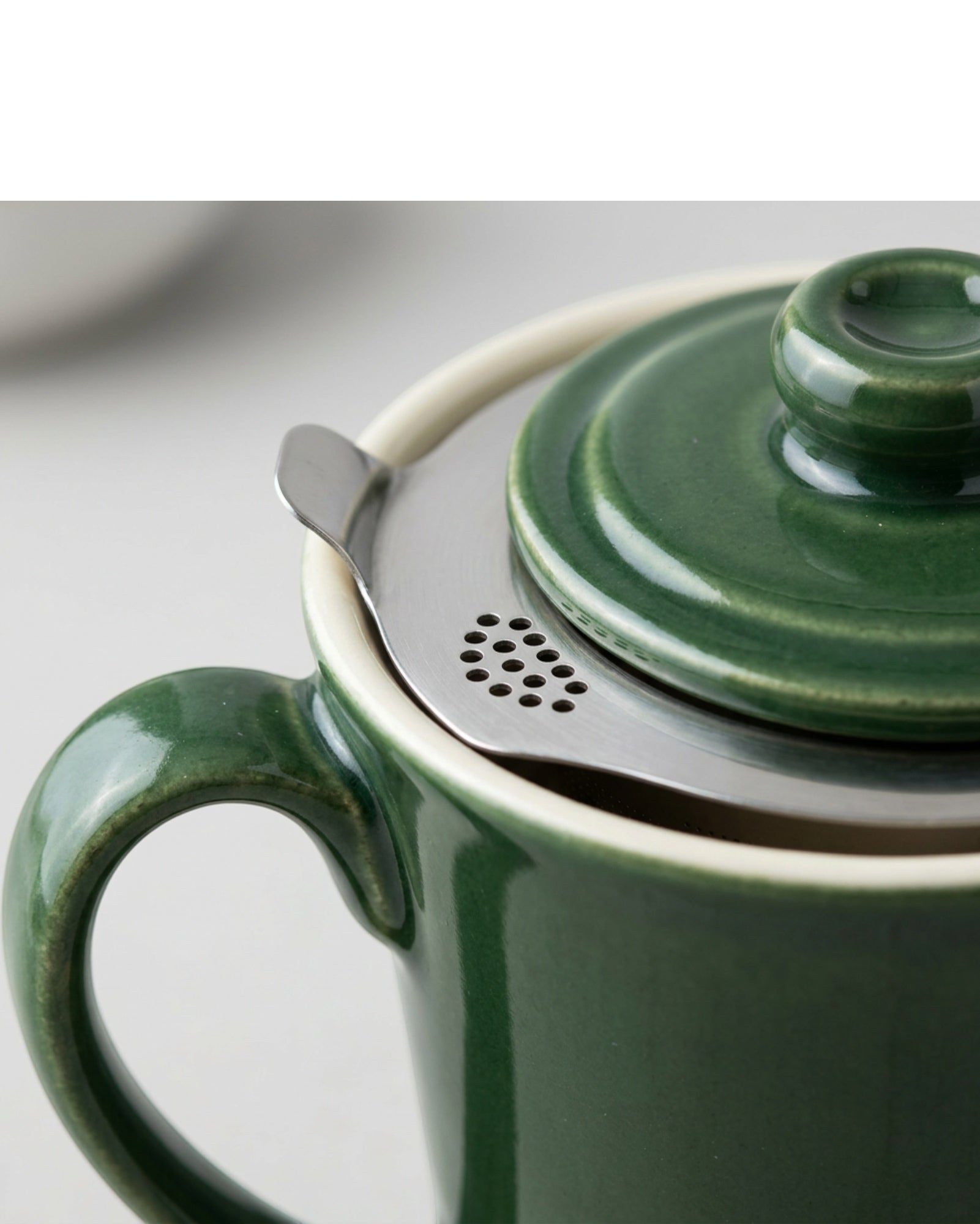 Ymvbf Flared Ceramic Tea Mug with Round-Hole Infuser and Lid 15 oz Forest Cream - Detail view