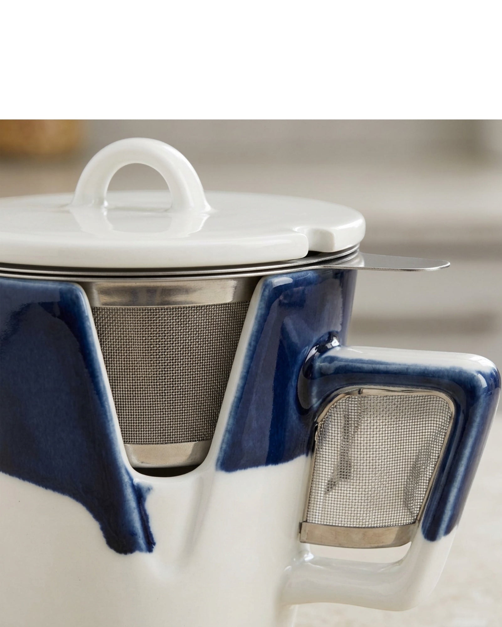 Ymvbf Tapered Ceramic Tea Cup with Mesh-Panel Infuser and Lid 11 oz Navy White - Detail view